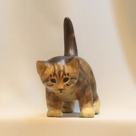 Figurin Kattunge Elise Glaffey, i stengods längd 22cm, höjd 16cm, Danmark, 1960/70-tal, signerad 