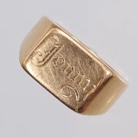 Klackring stl 19, gravyr 18K  Vikt: 23,3 g