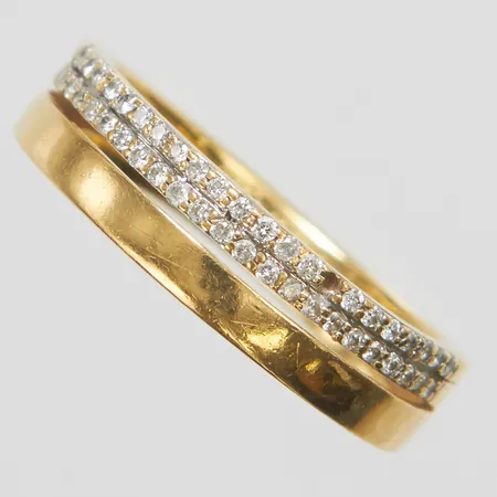Ring, diamanter 45 x ca 0,005ct, stl 18, bredd 3,5-5mm, saknar sten, gravyr, 18K Vikt: 4,4 g