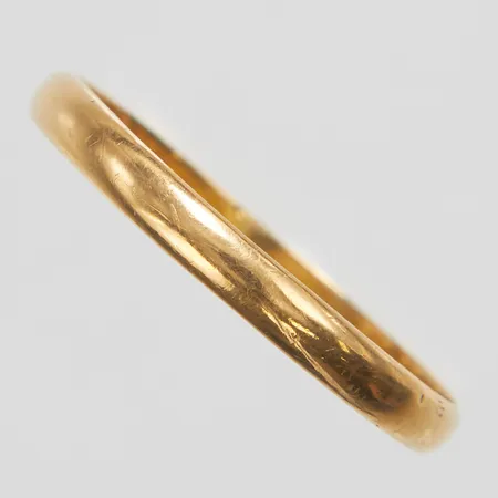 Ring, stl 21½, bredd 2,5mm, finska stämplar, gravyr, 18K Vikt: 1,9 g