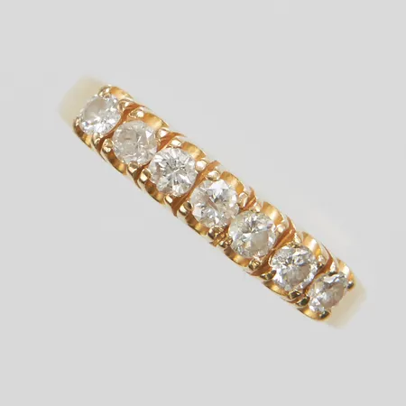 Ring, diamanter 7 x ca 0,05ct, stl 16, bredd 2-3,5mm, ostämplad, skadade stenar, 14K Vikt: 2,6 g