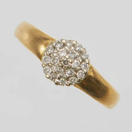 Ring, diamanter, totalt 0,20ctv enligt gravyr, stl 17, bredd 2,5-7,5mm, 18K Vikt: 3,3 g