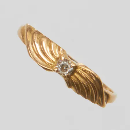 Ring, vit sten, stl 18, bredd 1-4,5mm, skev, 18K Vikt: 1,5 g