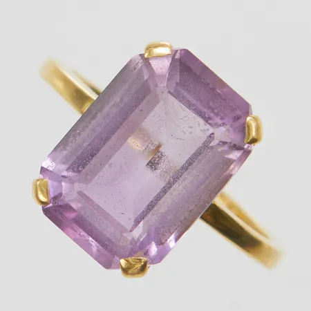 Ring, ametist, stl 17½, bredd 1,5-14mm, Guldfynd, 18K, bruttovikt: 4,5g.