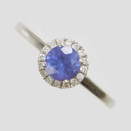 Ring, Tanzanit samt diamanter 16 x ca 0,005ct, stl 18, bredd 2-7,5mm, vitguld, 18K  Vikt: 2,5 g