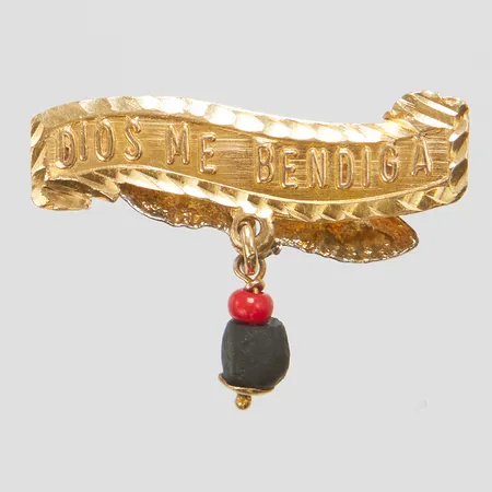 Brosch, stenar, längd ca 16mm, bredd 22mm, graverat Dios me bendiga, nedre del i metall, 14K, bruttovikt: 1g Vikt: 1 g