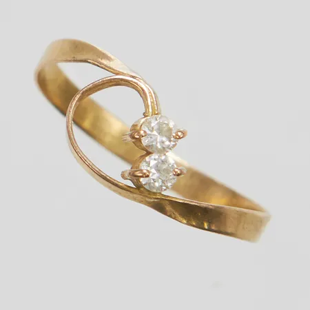 Ring, vita stenar, stl 16½, bredd 2-7mm, skev, ostämplad, 18K Vikt: 0,9 g
