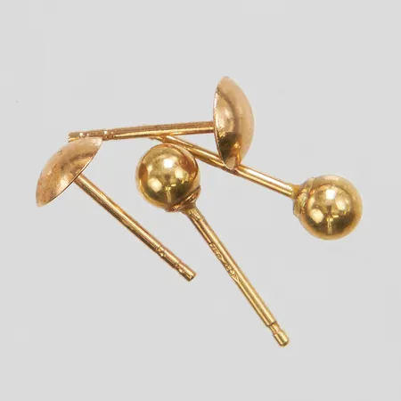 Två par örhängen, Ø 3,5-5mm, saknar stoppers, 18K Vikt: 0,5 g