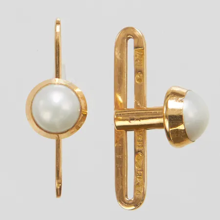 Ett par skjortknappar, odlade pärlor, Ø 7,5mm, längd 22mm, C J Johnssons G-Affär A M Berglun, år 1914, 18K Vikt: 3,5 g