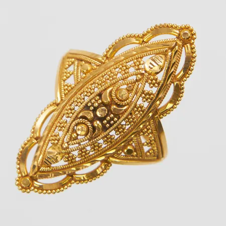 Ring, genombruten dekor, stl 17, bredd 1,5-31mm, skev skena, 21K Vikt: 4,7 g