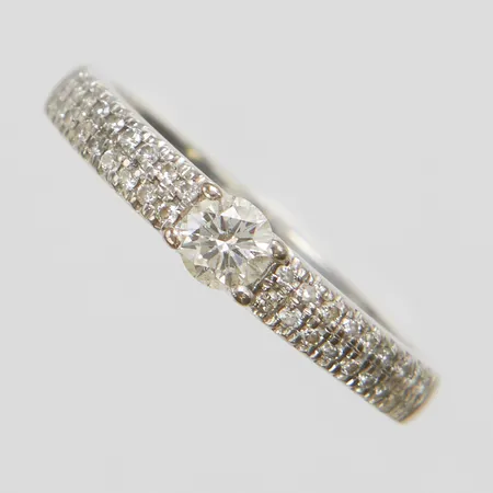 Ring, diamanter 1 x ca 0,20ct + 36 x ca 0,005ct, stl 16, bredd 2-3,5mm, GHA, vitguld, 18K Vikt: 3,7 g