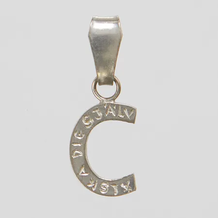Hänge bosktav C, längd ca 18mm inkl ögla, bredd 2-7mm, gravyr, vitguld, 18K Vikt: 0,7 g
