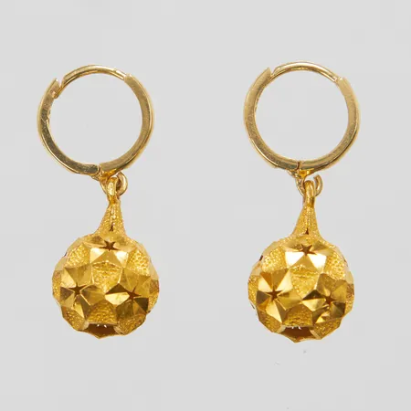 Ett par örhängen, längd ca 26mm, bredd 1,5-10mm, creoler i 18K, ihåliga, bruttovikt: 4,8g Vikt: 4,8 g