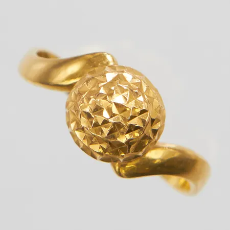 Ring, stl 17½, bredd 2-8,5mm, skev skena, 21K Vikt: 2,8 g