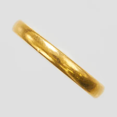 Ring, stl 17¼, bredd 3mm, gravyr, repig, 23K Vikt: 4,6 g