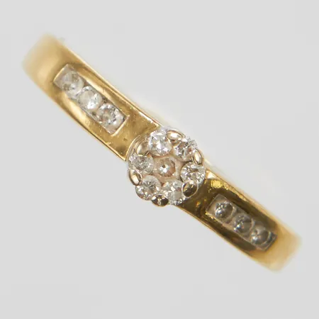 Ring, diamanter 13 x ca 0,01-0,02ct, stl 17¼, bredd 2-4,5mm, GHA, 18K Vikt: 3,3 g