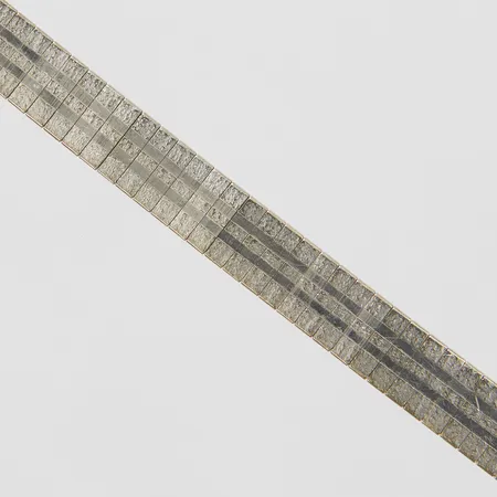 Armband halvstelt, längd ca 20cm, bredd 7,5mm, bruksslitage, skev, vitguld, 14K Vikt: 20 g