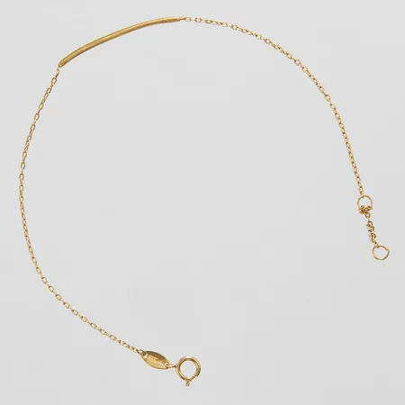 Armband, längd ca 16,5-18cm, bredd 0,5-1mm, GHA, knut vi ögla, 18K Vikt: 1,4 g