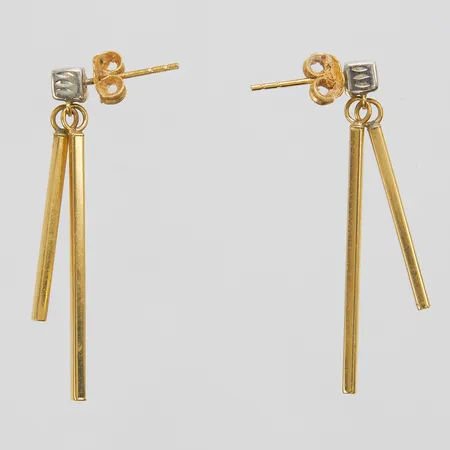 Ett par örhängen, tvåfärgad, längd ca 38mm, bredd 3,5mm, 18K Vikt: 2,6 g