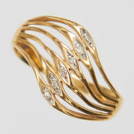 Ring, diamanter 6 x ca 0,005ct, stl 18, bredd ca 2-12mm, skev skena, 18K Vikt: 2,4 g