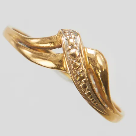Ring, stl 18, bredd 1,5-5,5mm, skev skena, 18K Vikt: 1,3 g