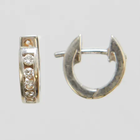 Ett par örhängen, diamanter 10 x ca 0,02ct, Ø 9x9,5mm, bredd 3mm, vitguld, ostämplade, 18K Vikt: 2,3 g