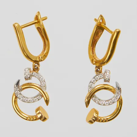 Ett par örhängen, diamanter 34 x ca 0,005ct, tvåfärgad, längd ca 28mm, bredd 1,5-10mm, 18K Vikt: 4,5 g