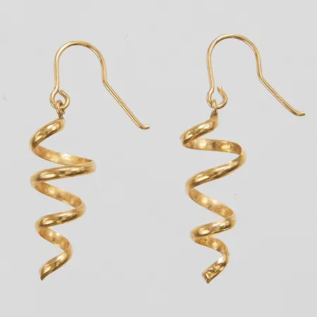Ett par örhängen, längd ca 30mm, bredd 1-8mm, skev stift, 18K Vikt: 0,8 g