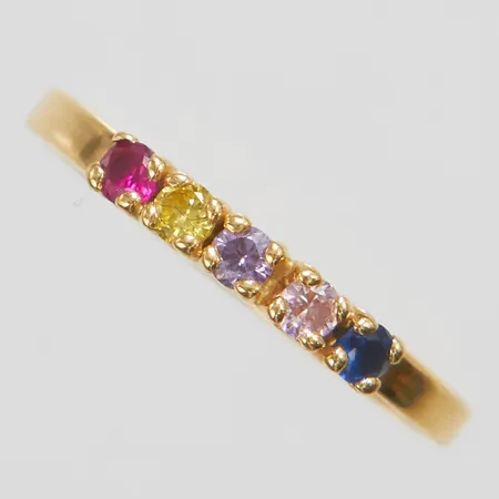 Ring, stenar, stl 19½, bredd 2-2,5mm, skev skena, 18K Vikt: 0,7 g