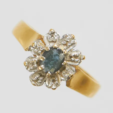 Ring, safir samt diamanter 8 x ca 0,025ct, stl 17¼, bredd 2-11mm, skeva klor, 18K Vikt: 2,9 g