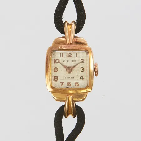 Damur Adlon 18K, Ø 15x31mm, manuell, går ej, sammetsband med gulmetall, slitage, bruttovikt: 10,3g