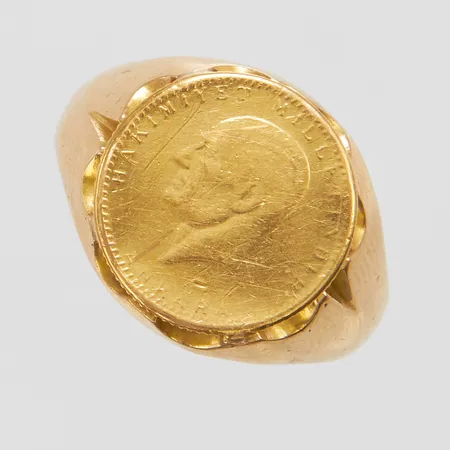 Klackring, Ataturk-mynt 25 kurus 22K, stl 19, bredd 2,5-5,5mm, skev skena, 18K/22K, bruttovikt: 6,1g Vikt: 6,1 g