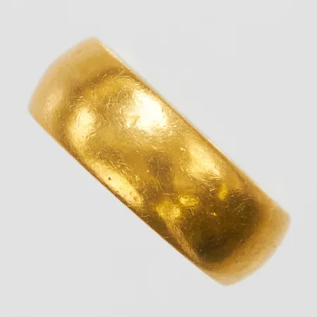 Ring, stl 16¼, bredd 6,5mm, gravyr, 23K Vikt: 8,8 g