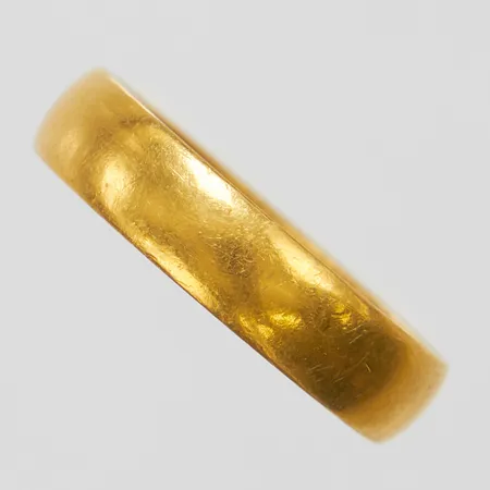 Ring, stl 16¼, bredd 4mm, gravyr, 23K Vikt: 5,1 g