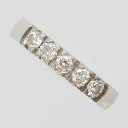 Ring, diamanter 5 x ca 0,10ct, stl 18, bredd 3,5mm, vitguld, gravyr, 18K Vikt: 4,7 g