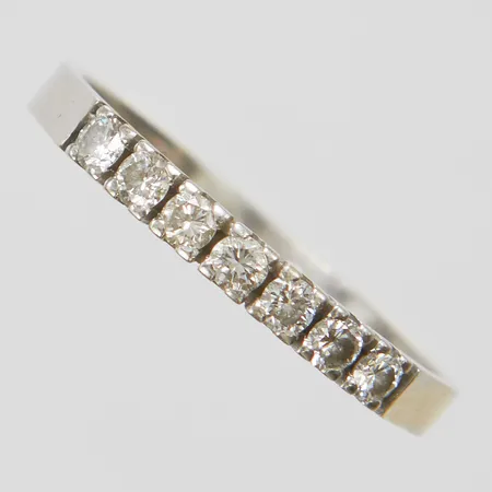 Ring, diamanter 7 x ca 0,05ct, stl 19, bredd 2,5mm, vitguld, gravyr, 18K Vikt: 2,3 g