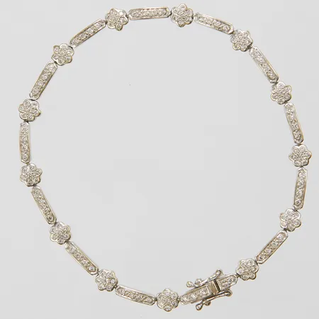 Armband, diamanter 145 x ca 0,005ct, längd ca 19cm, bredd 2-5mm, behöver omrodieras, vitguld, 18K Vikt: 10,4 g