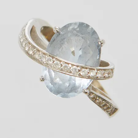 Ring, blå syntetisk spinell, stl 19, bredd 2,5-13,5mm, sten lös i fattning, vitguld, 14K, bruttovikt: 5,8g Vikt: 5,8 g