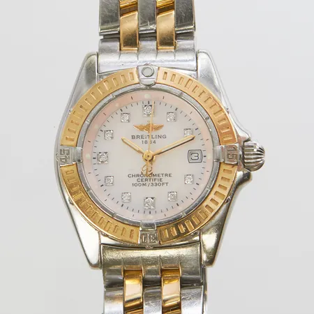 Damur Breitling Callistino, stål/guld, quartz, Ø 28mm, refnr: D72345, snr: 501887, Cal.B72, safirglas, datum, pärlemorurtavla, diamantindex, pilotlänk, längd ca 18,5cm, viklås, repigt glas, repig länk, inga tillbehör. Klocka tillverkad V9 år 2002, länk tillverkad V38 år 2001.