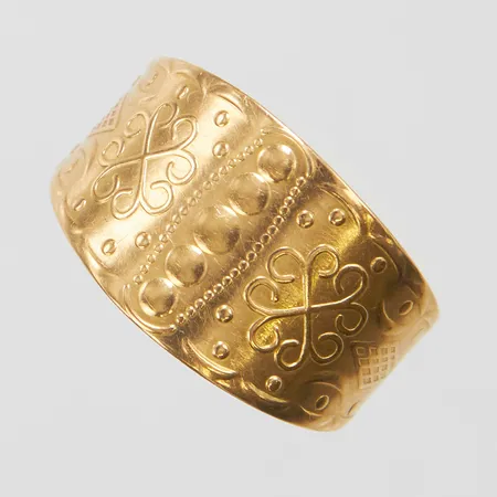 Ring med mönsterdekor, stl 21½, bredd 5-14mm, 18K Vikt: 5,1 g