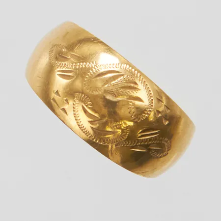 Ring med mönsterdekor, stl 16½, bredd 3-8,5mm,  BEH Bengt Hallberg Guldsmeds AB, år 1994, 18K Vikt: 2,7 g