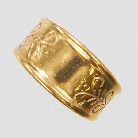 Ring med mönsterdekor, stl 17½, bredd 4,5-10mm, BEH Bengt Hallberg Guldsmeds AB, år 1979, 18K Vikt: 6,8 g