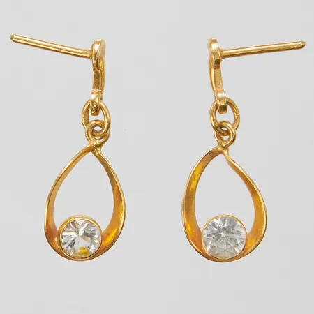 Ett par örhängen, vita stenar, längd ca 22mm, bredd 1-8mm, saknar stoppers, 18K Vikt: 1,3 g