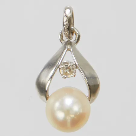 Hänge, odlad pärla samt vit sten, längd ca 19mm inkl ögla, bredd 1-19,5mm, vitguld, 18K Vikt: 1,3 g