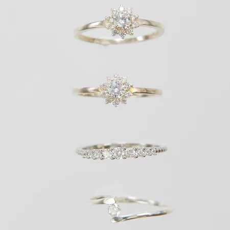 Fyra ringar, vita stenar, stl 18, bredd 1-7,5mm, 925/1000 silver Vikt: 5,5 g