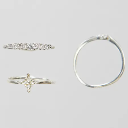 Tre ringar, varav två med vita stenar, stl 16¾-17, bredd 1-7,5mm, en med skev skena, 925/1000 silver Vikt: 3,3 g