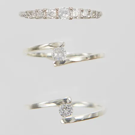 Tre ringar, vita stenar, stl 15¾-16, bredd 1-5,5mm, 925/1000 silver Vikt: 2,9 g