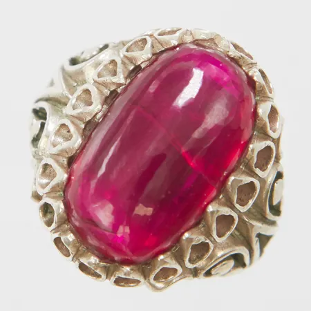 Ring, röd sten, stl 19, bredd 5-24mm, sten något lös i fattning, 925/1000 silver, bruttovikt: 16,0g Vikt: 16 g
