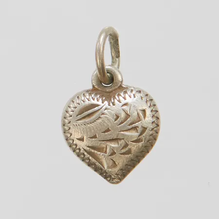 Hänge hjärta med mönsterdekor, längd ca 14mm inkl ögla, bredd 1-8,5mm, 835/1000 silver Vikt: 1,3 g