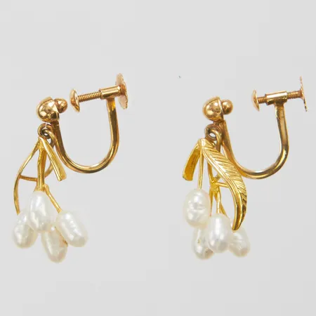 Ett par örhängen, odlade sötvattenspärlor, längd ca 22mm, bredd 2-8,5mm, skruvlås, 18K Vikt: 2,9 g